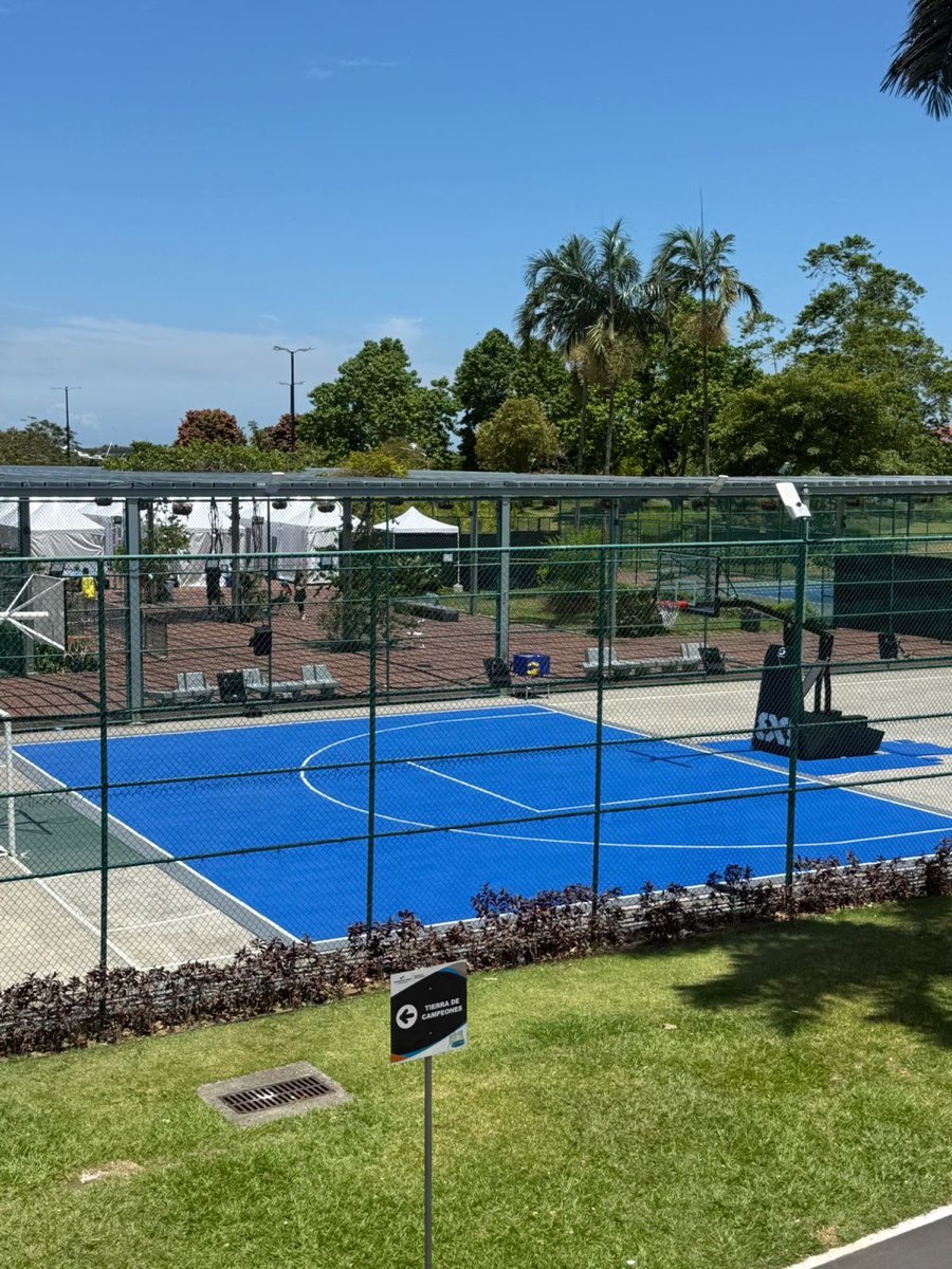 Cancha exterior con piso modular
