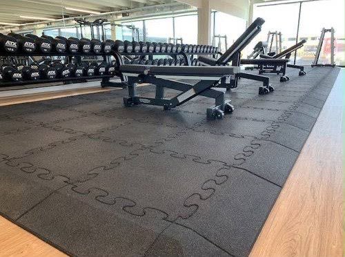 Piso de caucho en gimnasio